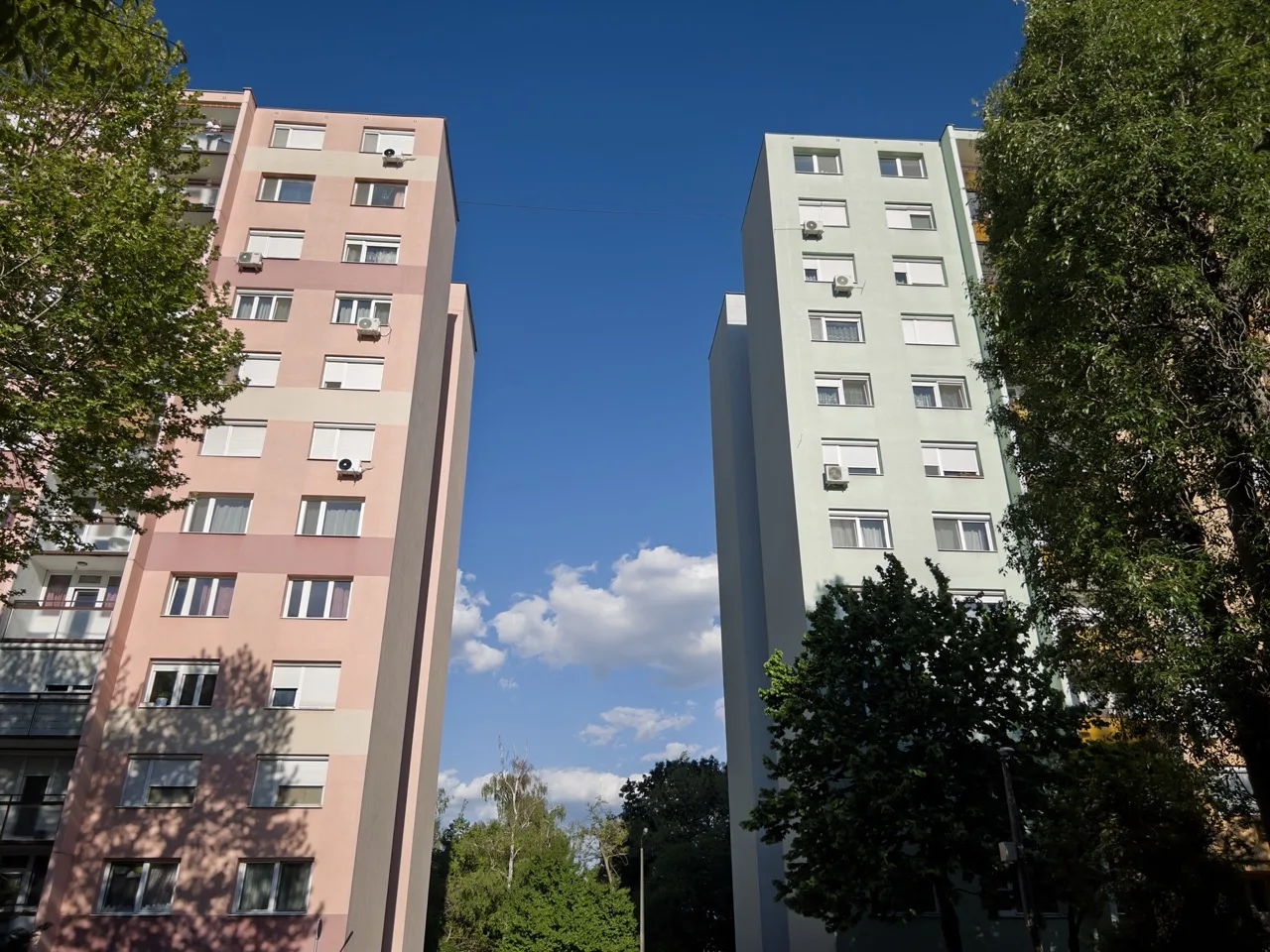 Két épület a fák közül