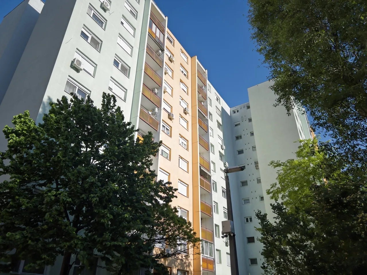 Erkélyes homlokzat a telep csendesebb oldalán