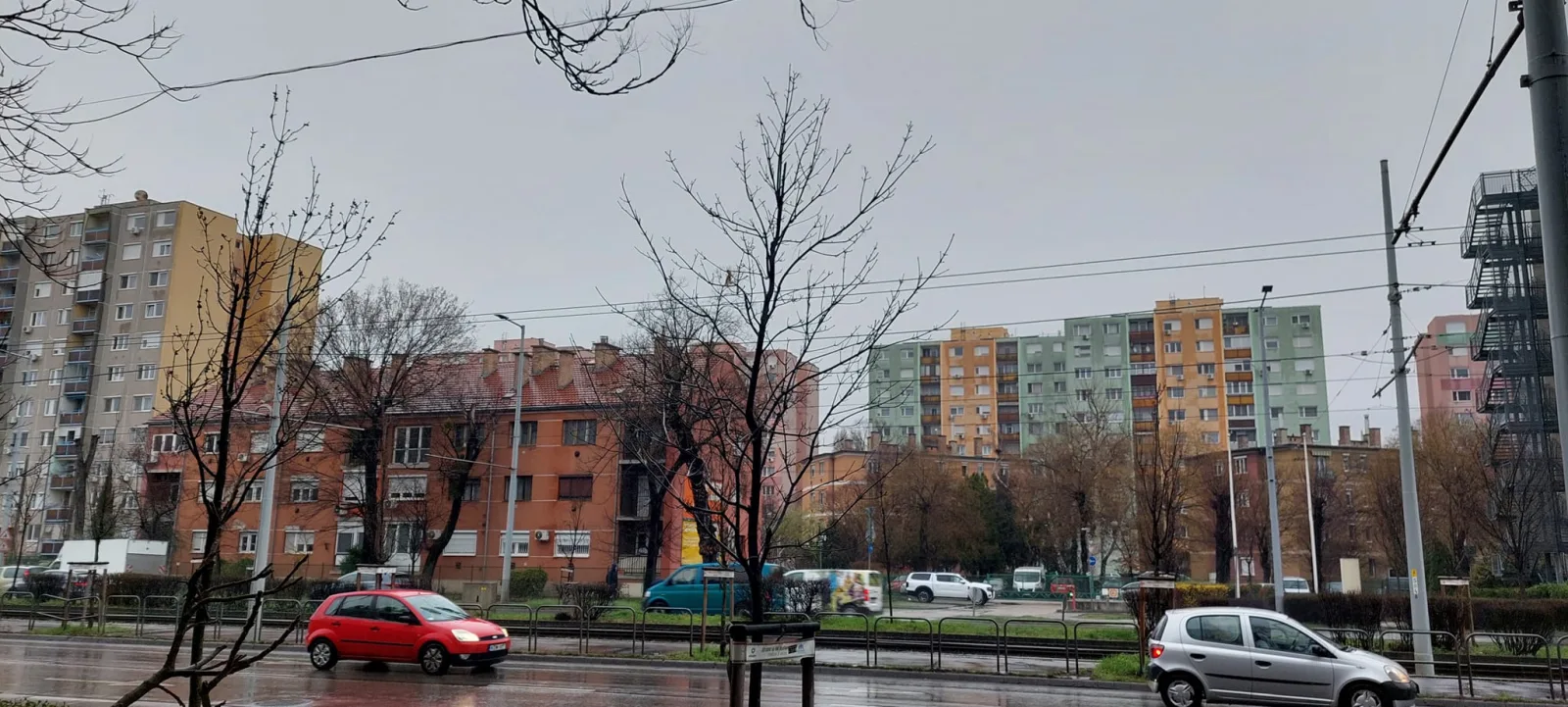 Esős tavaszi nap az út felől