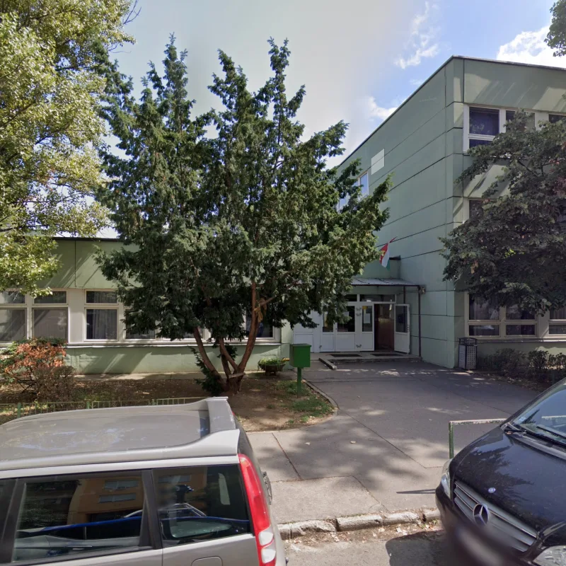 A Kőbányai Bem József Általános Iskola bejárata