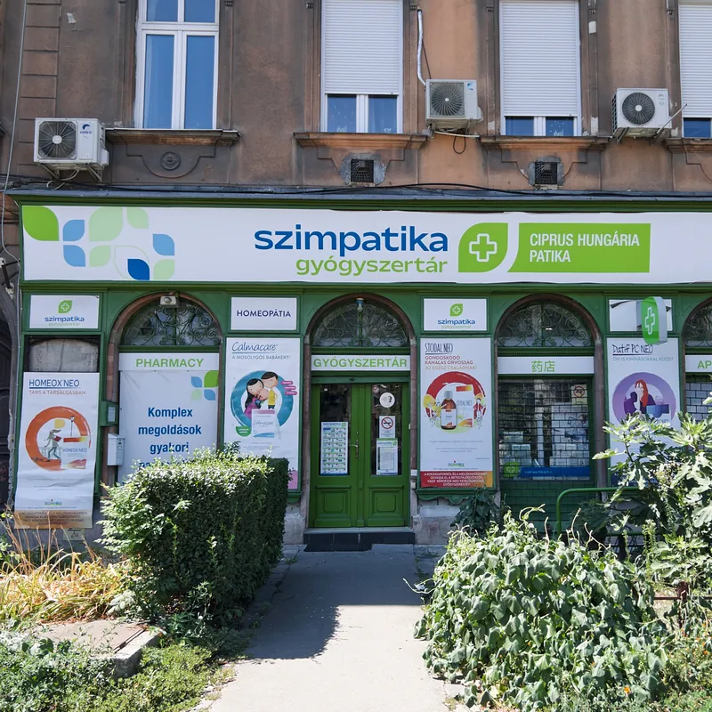 A Ciprus Hungária Patika (Szimpatika) utcafronti bejárata