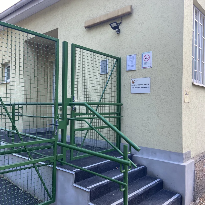 A felnőtt háziorvosi rendelő lépcsős bejárata a Pongrác út 9. alatt, a falon a rendelő táblájával