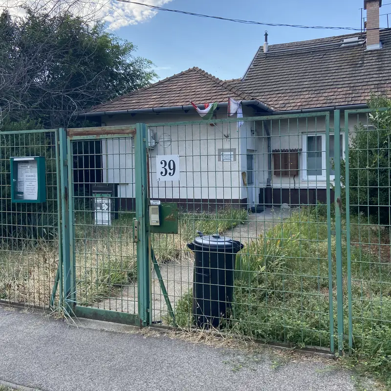 A háziorvosi rendelő utcai bejárata a MÁV-telep 39. alatt, a kapun a 39-es házszámmal
