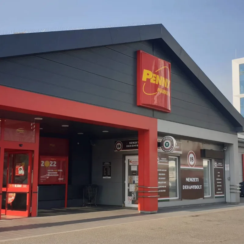 A Penny Market áruház bejárata a Hős utca 9. alatt