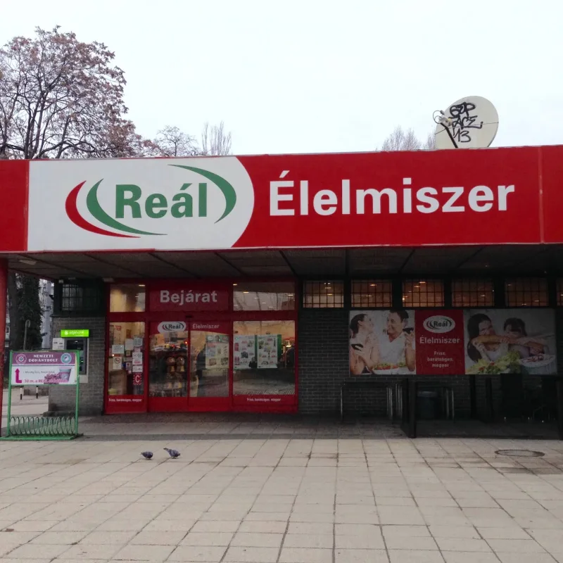 A Reál Élelmiszer üzlet bejárata a lakótelep üzletsorán